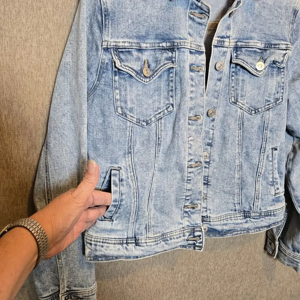 Wonderly Denim Jacket Light Wash Button Front Inside and Outside Pockets